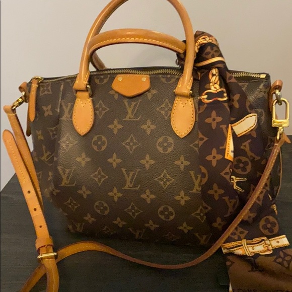 Eye catching 💓LV crossbody💓 - Picture 4 of 16